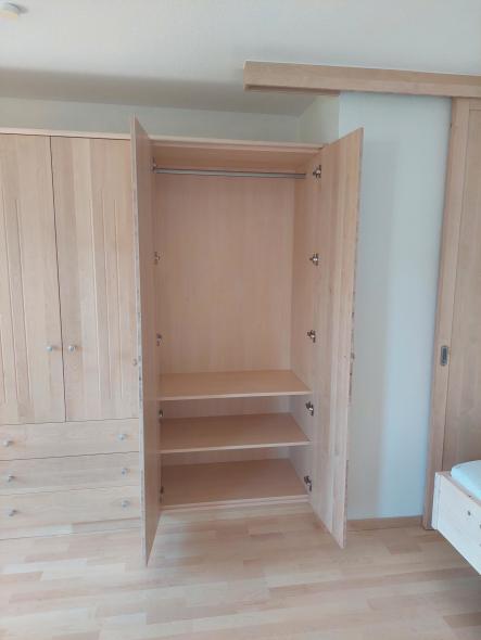 Schlafzimmer mit Zirbenschrank  