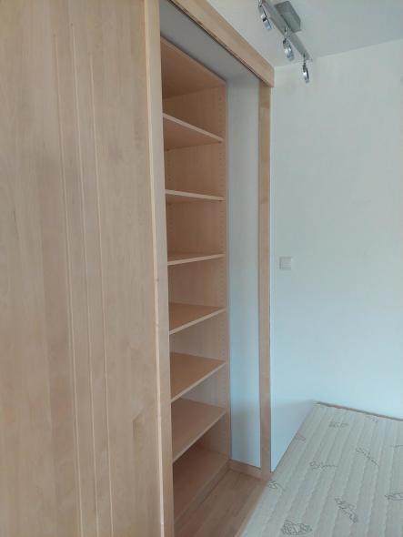 Schlafzimmer mit Zirbenschrank 