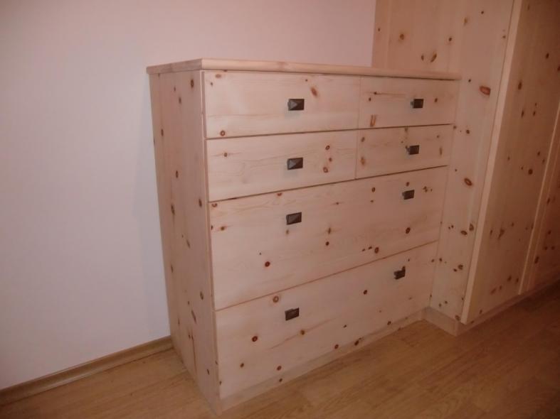 Zirben-Sideboard mit vier Schubläden