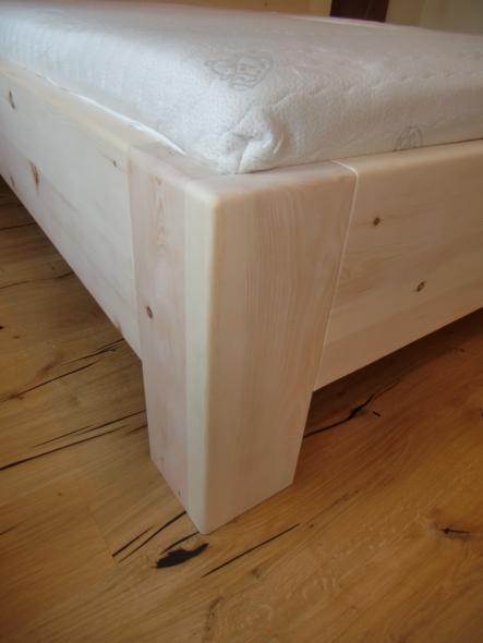 Bettkante bei Schlafzimmer aus Zirbenholz mit braunen Elementen 