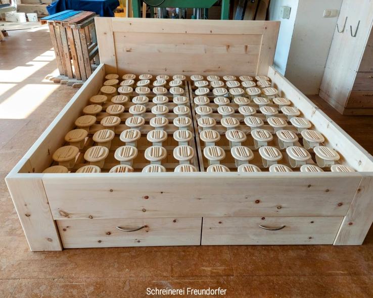 Zirbenbett mit RELAX Schlafsystem