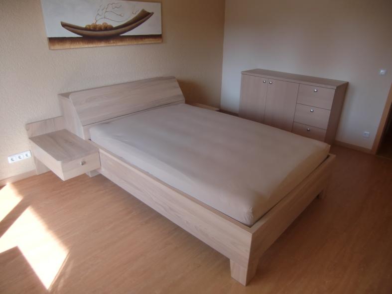 Bett mit Nachttisch aus Rüster/Ulme gebeizt