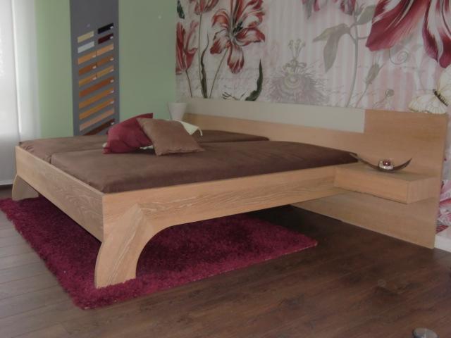 Bett mit Nachttisch