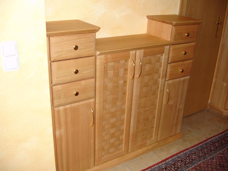 Garderobe in Kirschbaum mit Sideboard