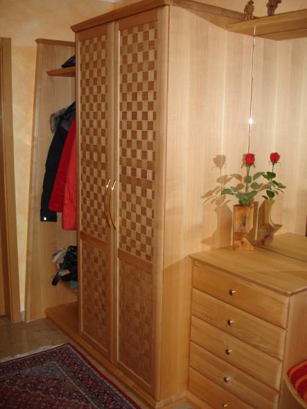 Garderobe in Kirschbaum mit Sideboard und Schrank
