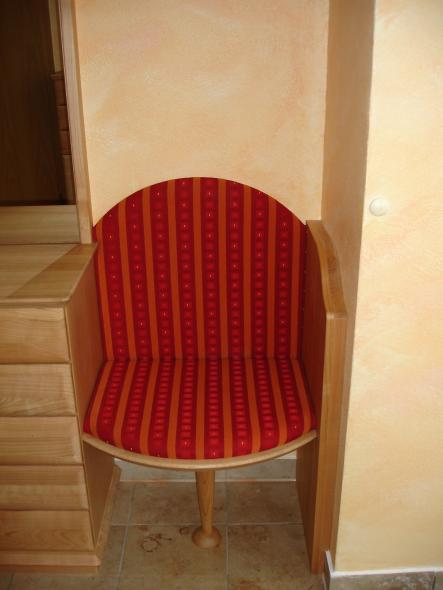Garderobe in Kirschbaum mit Sideboard und Sitzgelegenheit