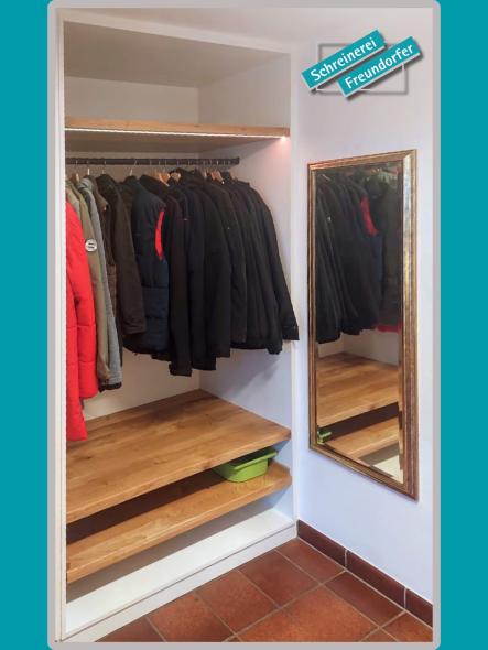 Garderobe mit Kleiderstange, Ablagebretter und LED-Beleuchtung
