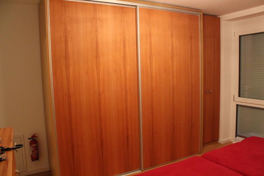 Schrank mit Gleittüren aus Holz