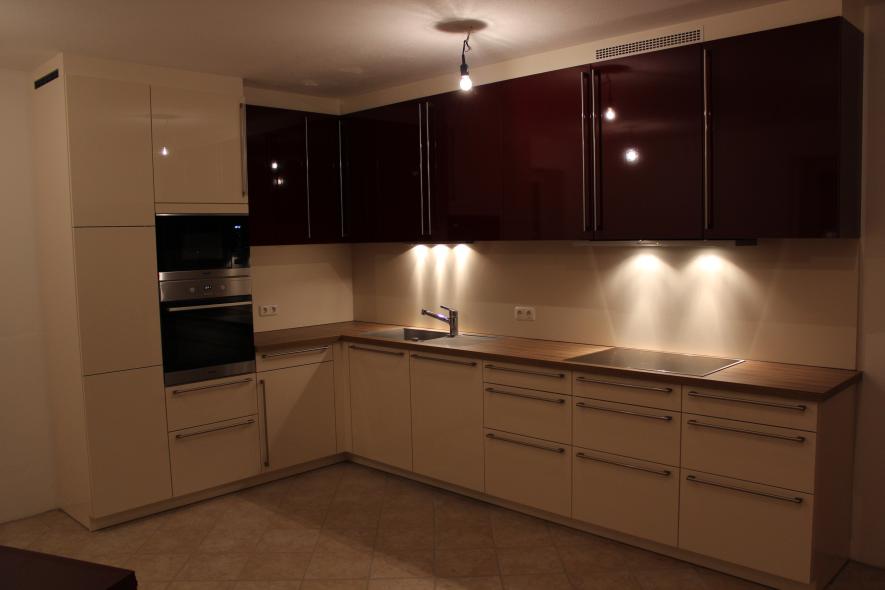 Küche in L-Form in creme mit dunkelrote Oberschränke