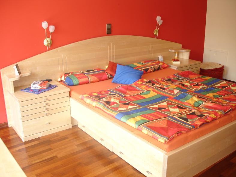 Bett mit Nachttisch