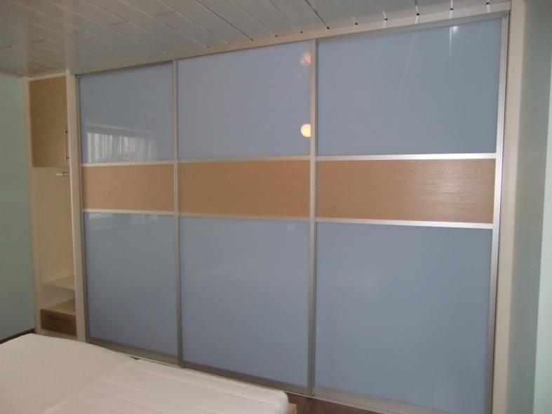 Kleiderschrank mit Schiebetüren