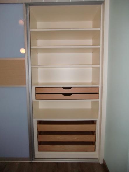 Kleiderschrank mit Schiebetüren