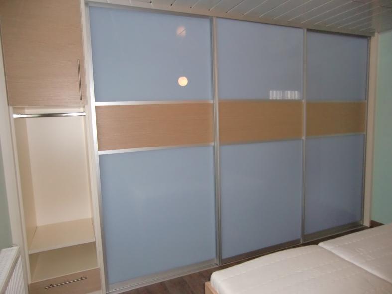 Kleiderschrank mit Schiebetüren