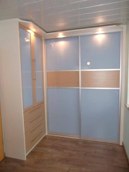 Kleiderschrank mit Schiebetüren