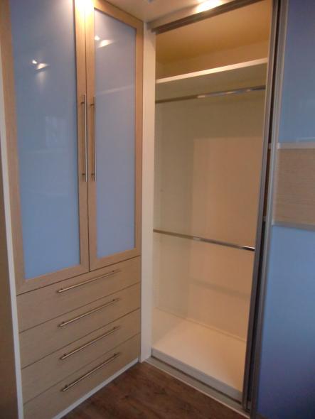 Kleiderschrank mit Schiebetüren