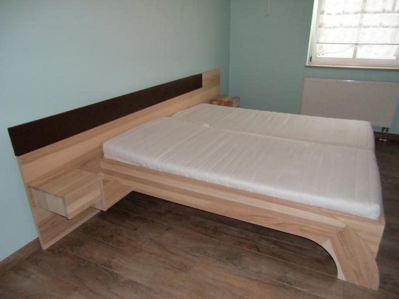 Bett mit Nachttisch