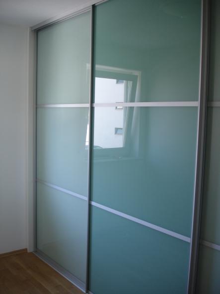 Schrank mit Gleittüren aus Glas