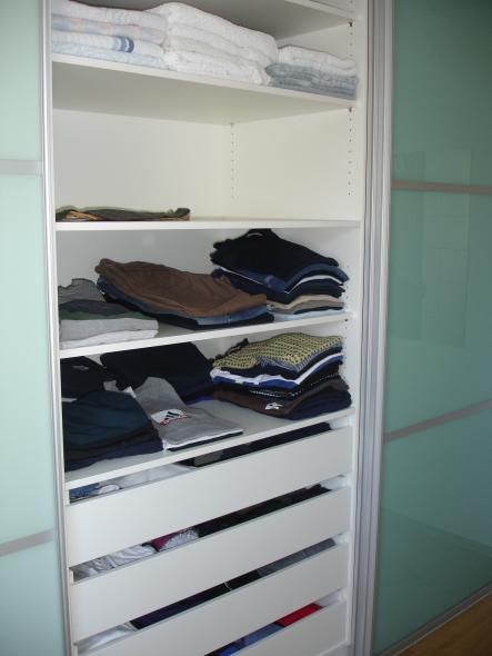 Schrank mit Gleittüren aus Glas