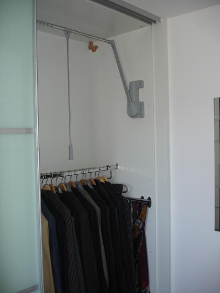 Schrank mit Gleittüren aus Glas