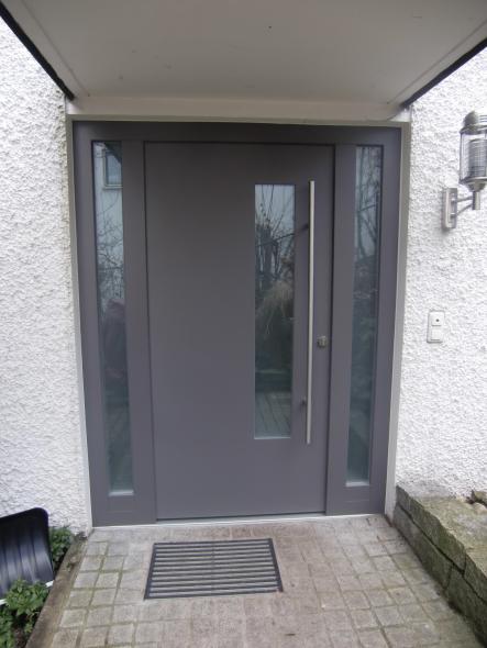 Grau lackierte Holzhaustüre