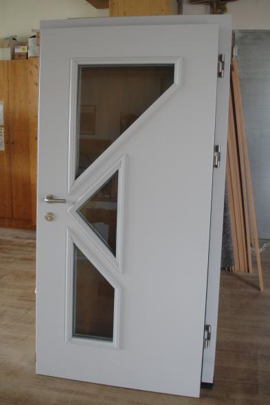 Weiß lackierte Holzhaustüre mit Milchglaselemente Ansicht innen