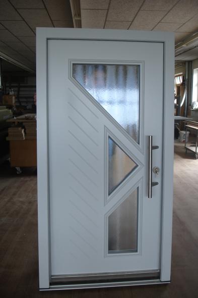 Weiß lackierte Holzhaustüre mit Milchglaselemente