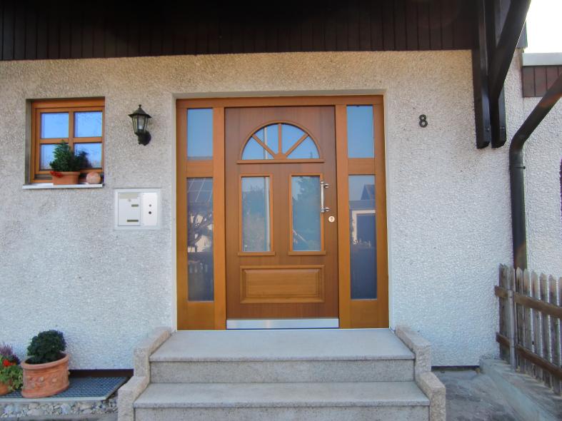 Holzhaustüre mit Glaselemente