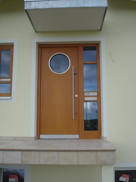 Holzhaustüre mit rundem Glaselement