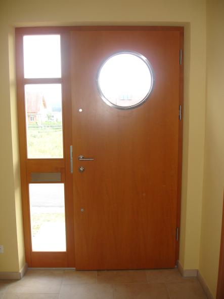Holzhaustüre mit rundem Glaselement Ansicht innen