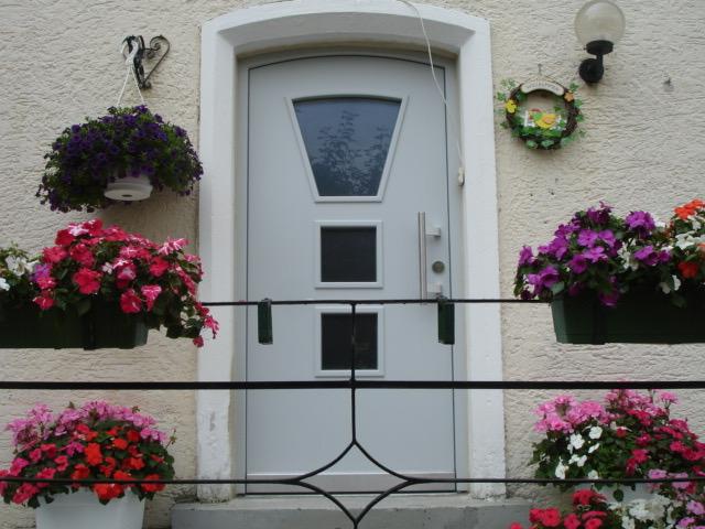 Weiße Holzhaustüre