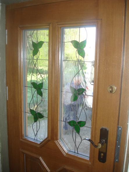 Holzhaustüre mit Bleiverglasung grüne Blätter Ansicht innen