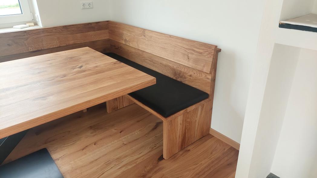 Eckbank mit Tisch aus Wildeiche geölt; Sitzpolster mit schwarzen Leder