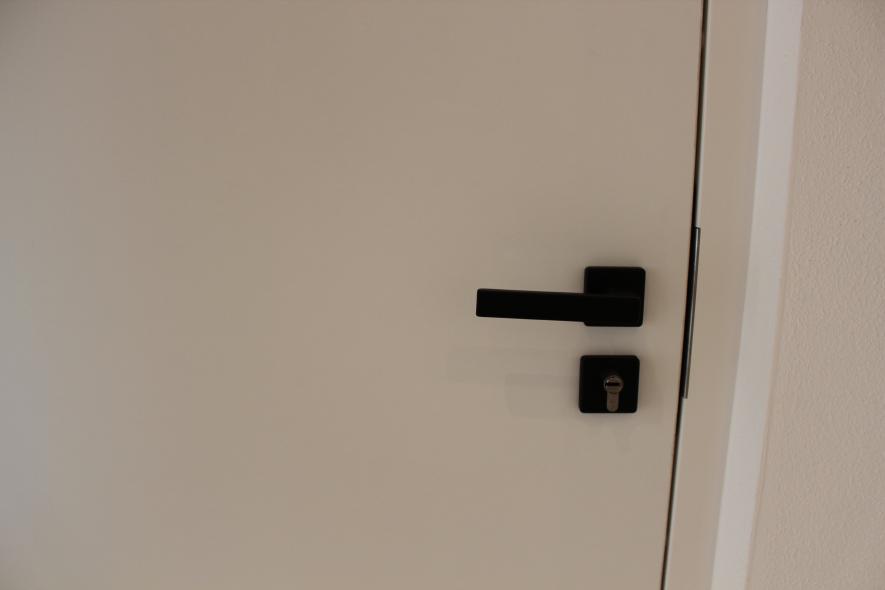 Zimmertüre weiß mit schwarzem Griff 2