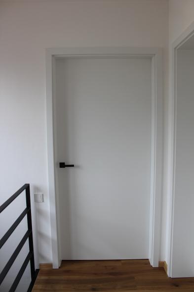 Zimmertüre weiß mit schwarzem Griff 3