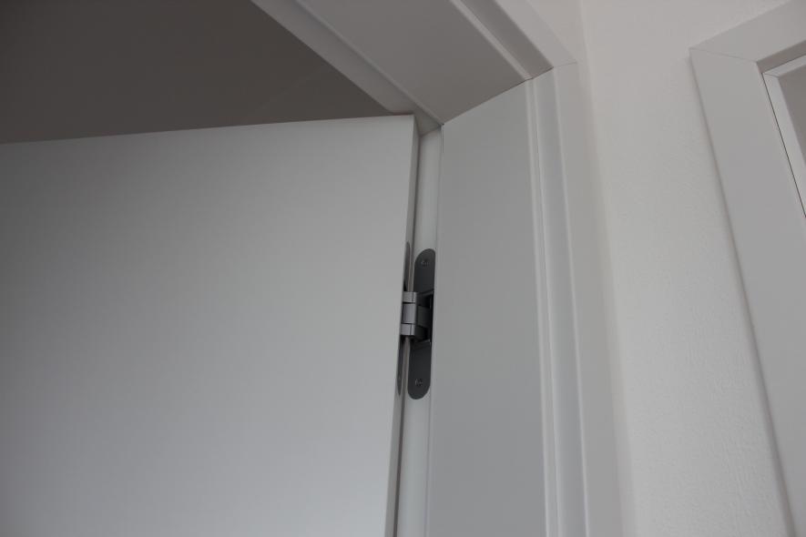 Zimmertüre weiß mit schwarzem Griff 4