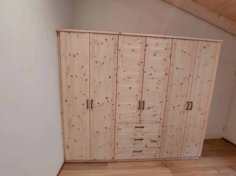 6-türiger Zirbenschrank mit 3 Schübe Massiv