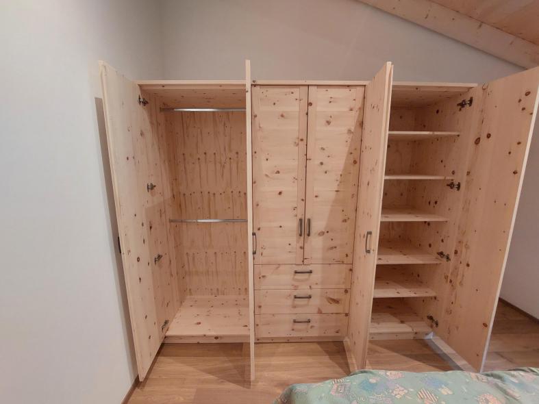 6-türiger Zirbenschrank mit 3 Schübe Massiv 2