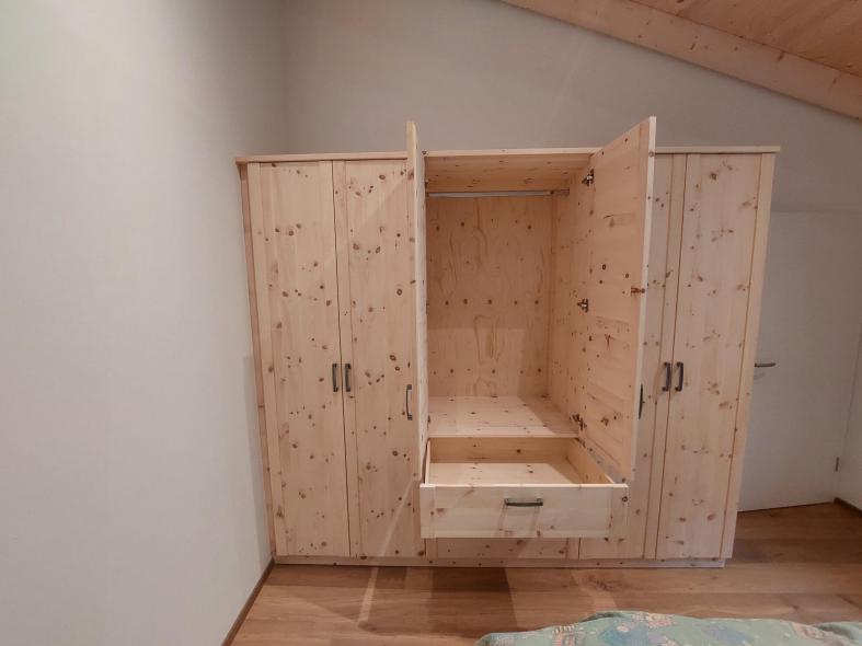6-türiger Zirbenschrank mit 3 Schübe Massiv 3