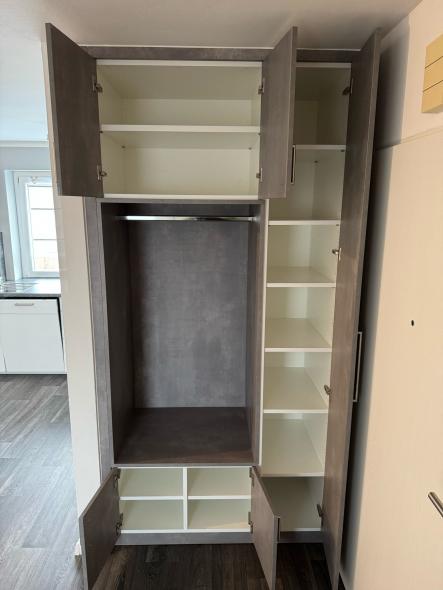 Einbauschrank Perlgrau mit Kleiderstange 2