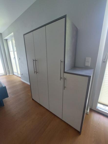 Holzschrank Grau Weiß