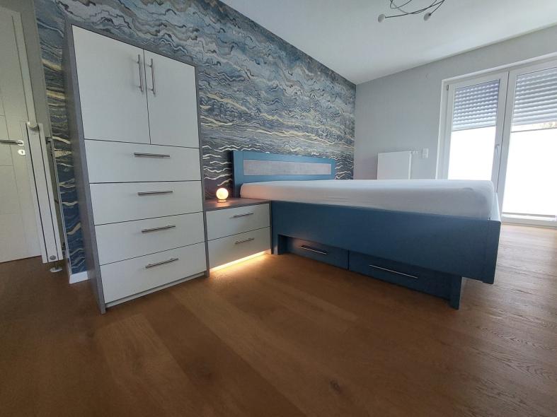 Holzbett blau