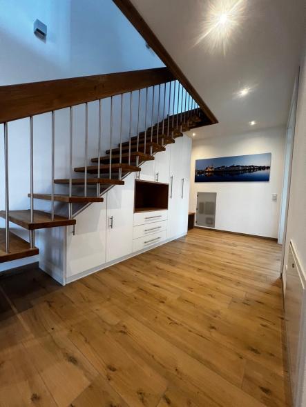 Schrank und Garderobe unter Treppe