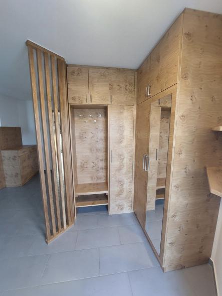 Holzschrank