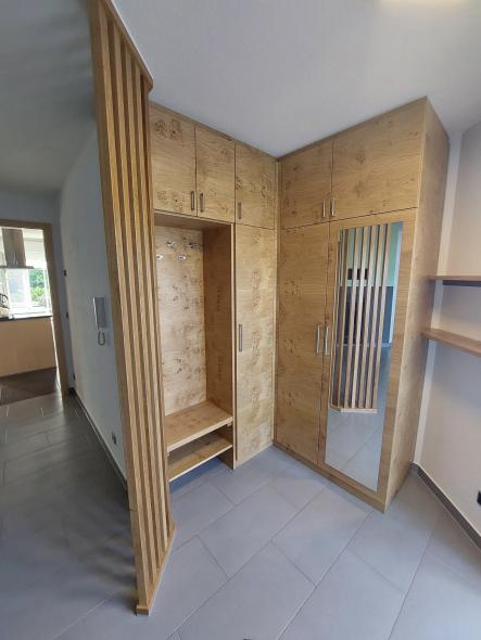Holzschrank