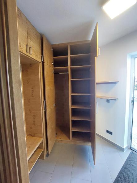 Holzschrank