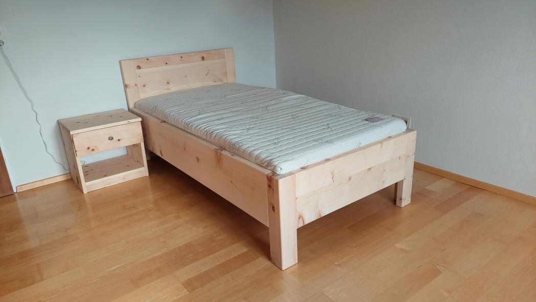 Einzelbett mit Nachtkästchen aus Zirbe