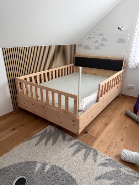 Kinder Zirbenbett mit Rausfallschutz und Kopfteil mit Bezug